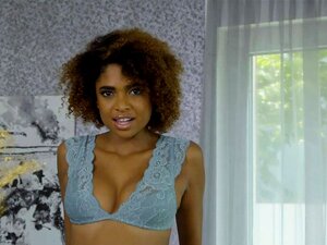 Die lockige Ebony Luna Corazon zittert bei ihren Orgasmen
