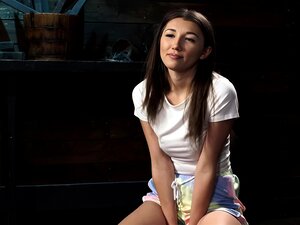 Sottile brunetta bambino micio vibrato in suspension