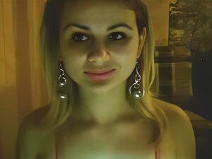 cutie masturbiert, nachdem Ihre Stiefeltern ins Bett gegangen sind