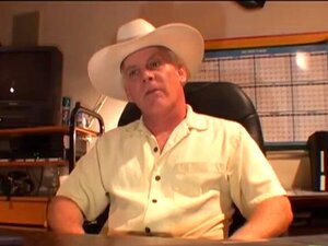 Isotissinen brunette rakastaa vanhaa anaalirakkausta