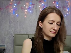 Amateur babe streichelt Titten vor der webcam solo