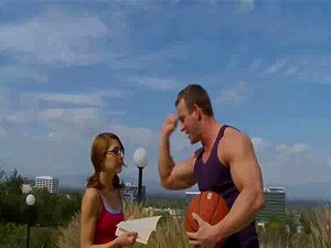 Nerdy Lexi Bloom wird hart von ihrem Basketballtrainer gefickt