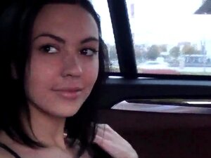 Süßes Ficken in Leder auf dem Rücksitz im Auto, sexy brünette