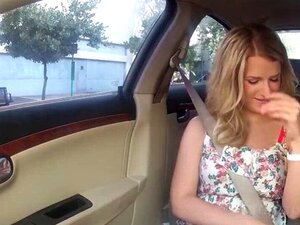 Anhalter masturbiert und lutscht einen großen Schwanz