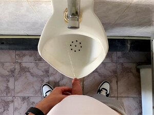 Wie pinkeln Männer in ein Urinal?