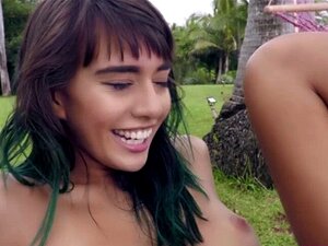 Tätowierte Babe Joanna und Janice genießen es, sich gegenseitig zu