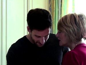 Lüsterne, busty Milf fickt einen frischen Hengst