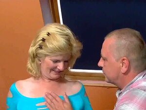 Bisexuelle deutsche reife Frauen ficken in einem Dreier