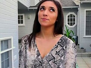 Heiße Brünette - Maklerin, gibt einen unglaublichen Blowjob vor dem