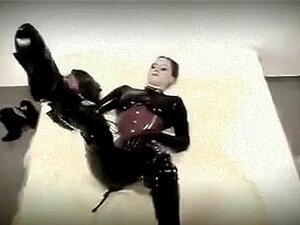 Schönheit modelliert schwarzen Latex