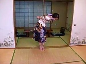 Geile japanische Schlampe wird gefesselt und mit Spielzeugen