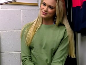 Süße blonde Cheerleaderin cutie Chloe beim Ladendiebstahl erwischt