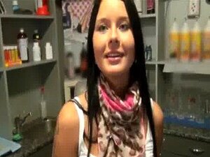 Rezeptionistin blitzt Titten und wird für Geld gefickt