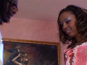 Une fille noire baise une bite monstrueuse