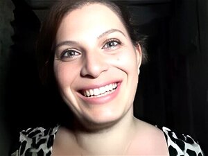 große schöne Frau libertine francaise defoncee in einer Höhle
