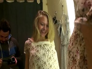 Ich filme, wie meine Freundin sich kleidet