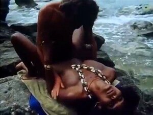 Tauche ein in Kyras wilde Leidenschaften von 1983. Sieh zu, wie sie