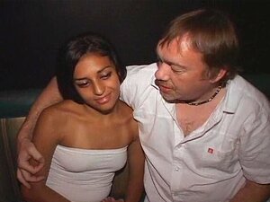 Petite Latina Gang Bang Fuck Fest in einem Pornotheater!