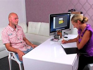 Bekleidete weibliche Agentin wird von hinten gefickt. Sexy blonde