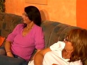 drei sexuell erregte deutsche Mamas, die sich mit einem Sexspielzeug