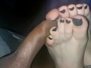 footjob footjob meine Freundin wichst mich reich mit Füßen