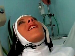 Sexy Nonne wird durchgefickt