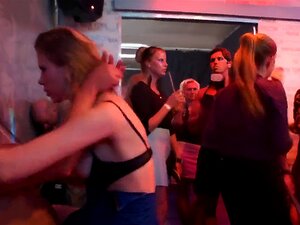 Geile Süße werden auf einer Hardcore-Party komplett im Delirium und