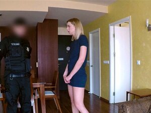 Fake-Cop untersucht Fall einer geraubten blonden Babe in ihrer Wohnung