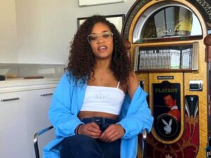 Ebony-Model-Babe Scarlit Scandal in einem super heißen Striptease