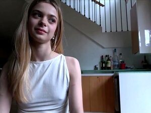 Molly Little ist eine geile, goldhaarige Ramrod-Teaserin mit kleinen