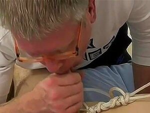 Heißer nackter Typ posiert haarlos als schwuler Typ. Wir fangen mit