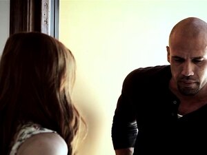 Rothaarige Ehefrau wird vor ihrem betrügenden Ehemann gefickt.