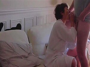 Cuckold kuvaa hotwife-imemässä toista kyrpää