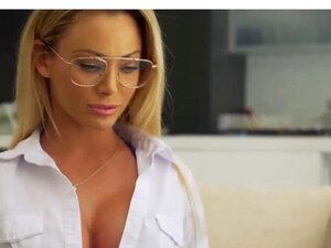 Milf op hoge hakken zuigt enorme lul. Milf op hoge hakjes zuigt enorme