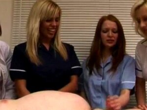 Kleiner Schwanz kommt für vier lachende Krankenschwestern. Kleiner