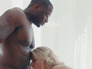 Pornostar Katie Morgan genießt interracial Sex. Katie Morgan liebt