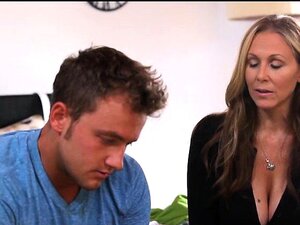 Stiefmutter Julia Ann hilft Stiefsohn und Freundin