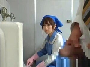 Verführerische japanische Frau in der Öffentlichkeit