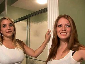 Uhkeat lesbohottikset paljastavat kurvinsa ja suutelevat toisiaan