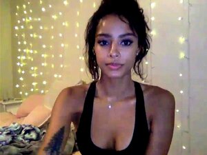 Amateur Cutie Strips En Masturbeert Voor Webcam Video