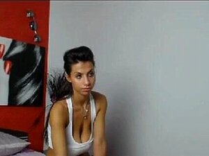 Brünettes Haar lässt ihre großen hängenden Titten wackeln