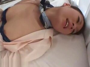 Japanische Gastgeberin wird von ihrem geilen Ehemann zerschmettert