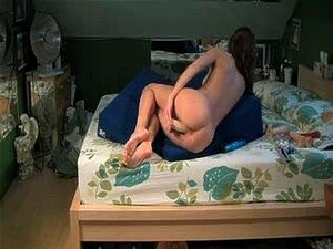 Alleinstehendes Mädchen im Schlafzimmer singt solo