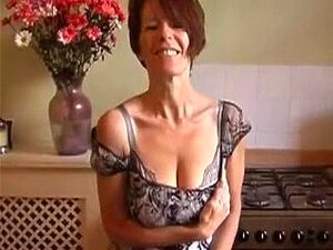 Heiße MILF zeigt sich in der Küche