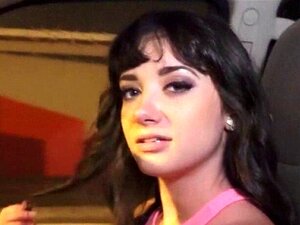 Het sötnos visar upp bröst och fitta i bilen. Ryckande sötnos visar