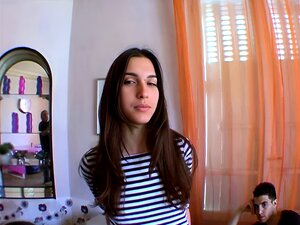 Junge Studentin hat ihr erstes Mal mit einem Fremden! Französisch