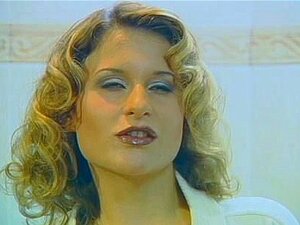 Busige Milf fickt in der Dusche