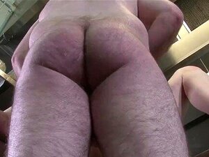 Skitigt par knullar i köket