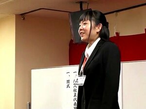 Exotisches japanisches Model im besten Striptease, öffentliches