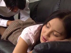 Nackte Babe schreit mit einem großen asiatischen Schwanz und rammt